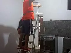 sexo con el alba�il me puse a obserbar al nuevo alba�il que realizaba el mantenimiento del techo luego lo vi que estaba muy atletico y musculoso lo seduje y le mame la polla luego me follo delicioso de pie