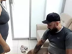 Hombre Cachondo Por Tomar Pastilla Sexual Aprovecha Que Su Amigo Dejo Plantada A Su Esposa Y Se La Coje Para Complacerla - Porno En Espa�ol