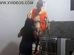sexo con el alba�il me puse a obserbar al nuevo alba�il que realizaba el mantenimiento del techo luego lo vi que estaba muy atletico y musculoso lo seduje y le mame la polla luego me follo delicioso de pie