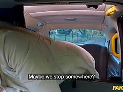 Μεγάλα βυζιά Βρετανίδα milf νιώθει την έξαψη της μοιχείας σε ταξί δημόσια