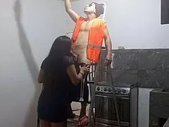 sexo con el alba�il me puse a obserbar al nuevo alba�il que realizaba el mantenimiento del techo luego lo vi que estaba muy atletico y musculoso lo seduje y le mame la polla luego me follo delicioso de pie
