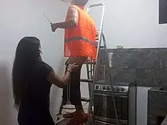 sexo con el alba�il me puse a obserbar al nuevo alba�il que realizaba el mantenimiento del techo luego lo vi que estaba muy atletico y musculoso lo seduje y le mame la polla luego me follo delicioso de pie