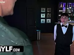 sharing the freeuse mylf at a chic restaurant, double penetration on the desk 😏