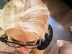 Meu amigo frouxo ficou com medo de não ter muita porra e ai chamou um macho para esporrar bastante na minha cara 😏