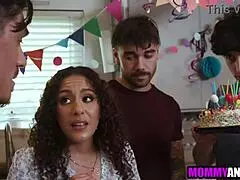 Mak tiri dapat perhatian bontot dari tiga anak tiri