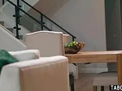 Hej, volně použitelná 18+ teen chůva Serena Hill ošukávaná před milfkou manželkou