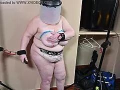 Seins martyrisés et trayons éclatés pour salope soumise Curious Fern en slo mo, roleplay consenti