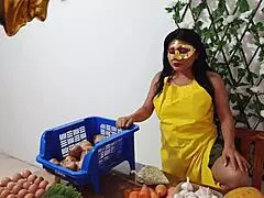 สาวละตินมิลฟ์เย็ดหนักกับพ่อค้าถืนยืน