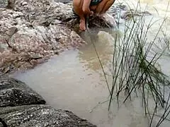 जंगल में नदी किनारे सौतेली माँ के साथ मजेदार चुदाई