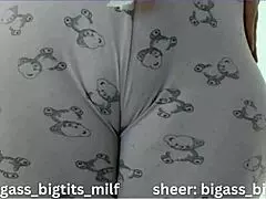 لاتينية ممتلئة تُظهر شق الكس في البيجاما الضيقة