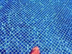 Huge-ass woman in pool gets fucked 😈