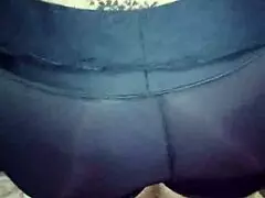 Señora nalgona en licra brillosa