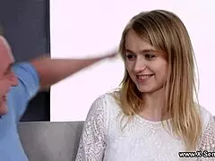 בלונדינית חושנית לייט פיירי נהנית מאנאלי קשה