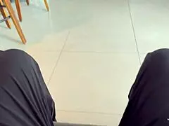 espio a la mama de mi amigo me descubre y me invita a probar la mejor experiencia milf puro sexo y corrida en la boca