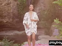 벌거벗은 밀프 요가 강사 다니엘라 스미스 유연 스트레칭