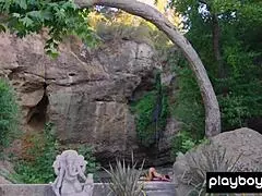 Голая милфа-инструктор по йоге Даниэлла Смит гибко растягивается