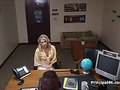 työssä blondi kypsä opettaja saa rehtorin paksun kyrvän doggyyn