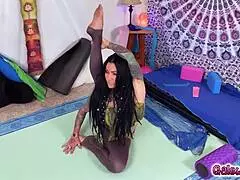 Does jenevieve hexxx test serene sirens flexibility in fantastic lesbian sex?