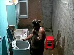 Camera Escondida - Vizinha Se Masturba No Quintal De Casa E Seu Vizinho A Observa Pela Câmera Escondida