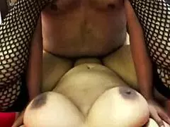 Gozando la jugosa verga del jefe de mi esposo mientras no está en casa, tetona natural eva hotwife 😈