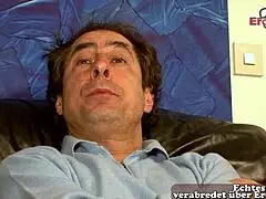 deutsche hausfrau trifft fremden mann zum sex, ihre kurven locken ihn in ein verbotenes treffen