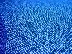 latina milf culona recibe la dura verga de un desconocido en la piscina publica