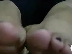 Tease your eyes on this asian's sexy feet?