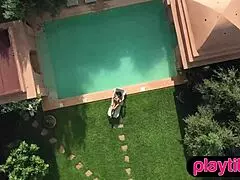 Sitna azijska milf zadirkuje pool stripom dok vitka plavuša otkriva obline