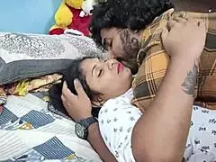 Látni akarod ahogy ez az aranyos barna barátnő csámpázza a szörnyfaszt?