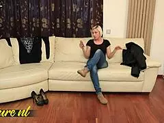 Milf loira gostosa provoca garotão 18+ e leva creampie do pauzão fundo