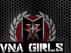 Hej, busty Vicky Vette, zakaj si tako napaljena in drkaš velik klitoris ob bazenu??