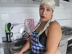 que rica esta mi sirvienta, la follo duro para que no la echen!!