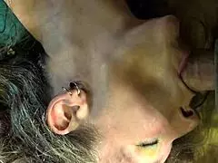 Elle suce la bite à fond pendant que le vibro la fait jouir non-stop