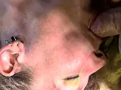 Elle suce la bite à fond pendant que le vibro la fait jouir non-stop