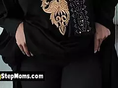 Grannens kåta arabfru böjer sig doggy för knull med stora naturliga tuttar