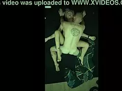 Pareja checa tatuada folla sensual a orgasmos en dormitorio vista aérea