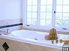 Aaliyah Love infila il dito. Lesbica sexy Ryan Keely lecca figa MILF bionda bollente