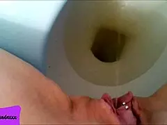 My shaved pierced pussy pees right in the toilet 😏💦