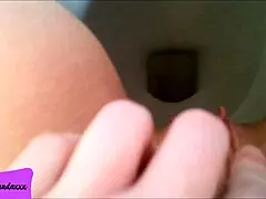 My shaved pierced pussy pees right in the toilet 😏💦