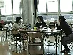 इस हाउसवाइफ की गीली चूत पास से देखना चाहते हो?