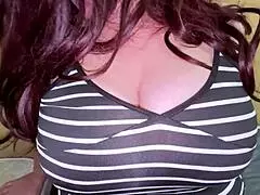 सास ने सौतेले बेटे को पैंटी फ्लैश करते टांगें फैलाईं बेडरूम चुदाई भड़काई