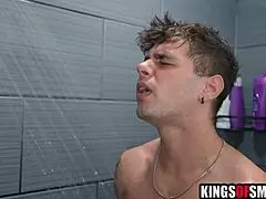 Macocha rozkłada wygoloną cipkę i błaga pasierba o napełnienie