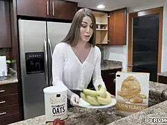 Retas med styvsönern med stora tuttar i bh och trosor i köket