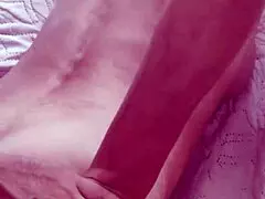 אישה יפה משתפת קלוזאפים אנאליים POV ביתיים בקומפילציה לוהטת