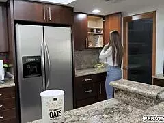 Retas med styvsönern med stora tuttar i bh och trosor i köket