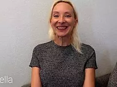 Taper fjernet av hot MILF Stella gir slavisk fotjobb del 1