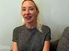 Taper fjernet av hot MILF Stella gir slavisk fotjobb del 1