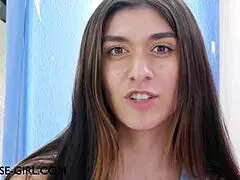 สาวผมน้ำตาลมหาลัยเล่าประสบการณ์เซ็กส์แรกสุดเหวี่ยงยั่วใจ