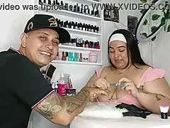 mientras mi manicurista me arregla las uñas yo le toco sus enormes tetas y su pussy húmeda bajo la mesa