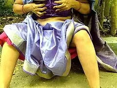 damn dekho ye desi badi gaand wali saas ki chut mein ungli dalti angane mein peshab karti outdoor